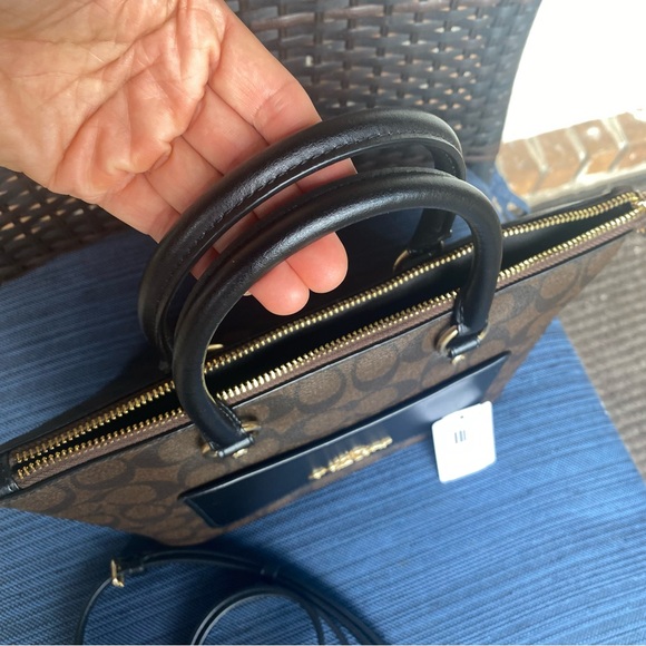 Coach hand bag& closebody - Picture 2 of 6